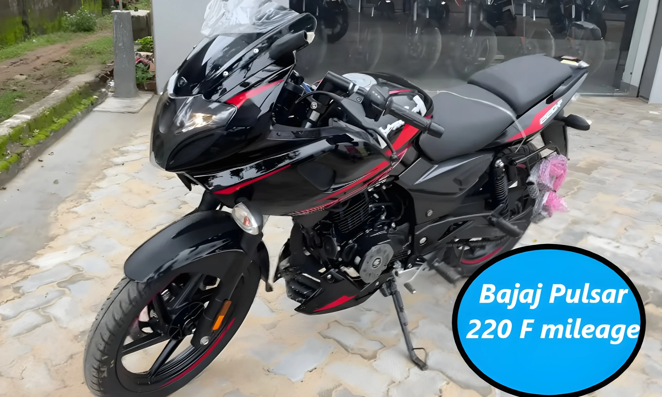 Bajaj Pulsar 220 F बाइक में है 220cc का धाकड़ इंजन ,जाने कितना देता होगा माइलेज